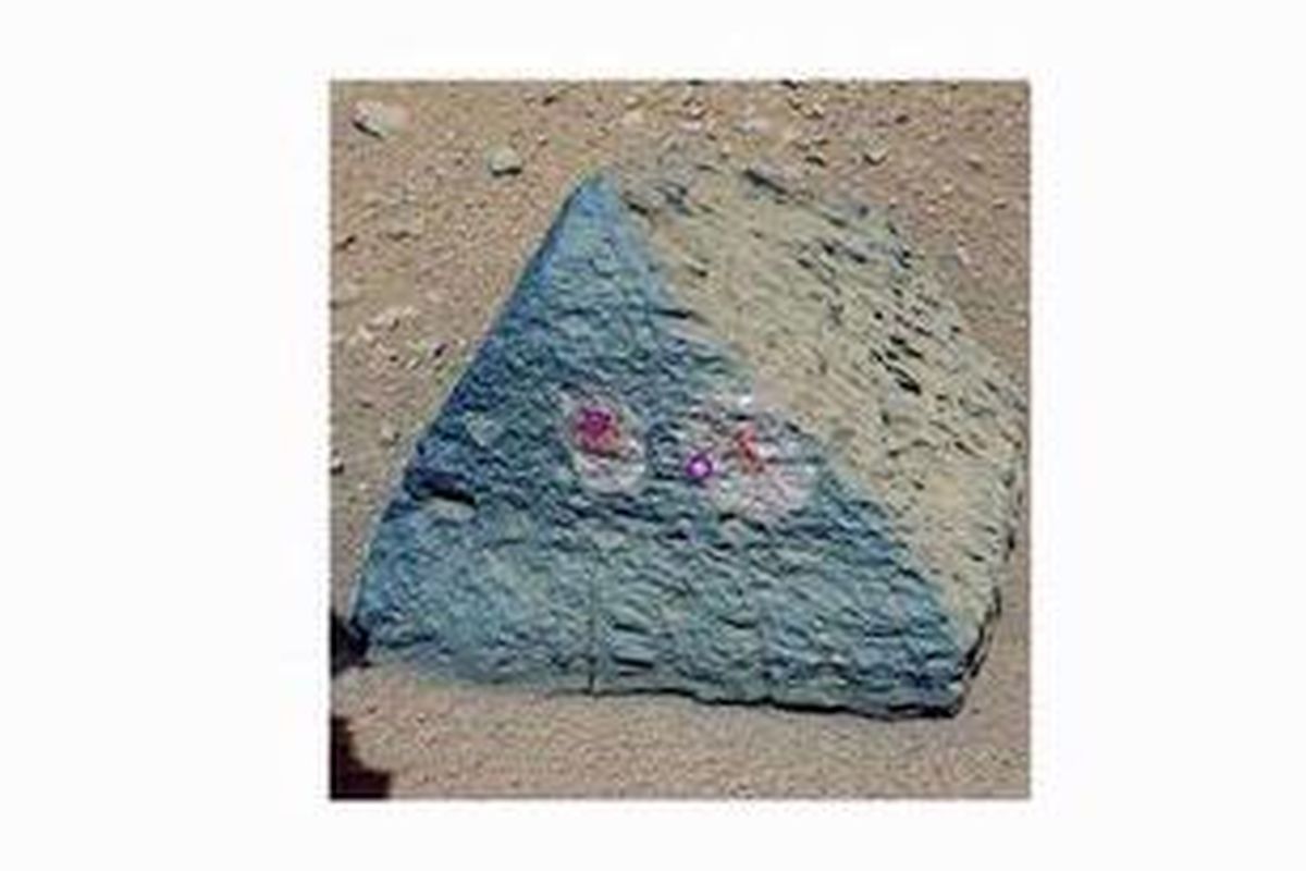 Batu Jake Matijevic di Mars. Analisis oleh dua piranti robot Curiosity menunjukkan bahwa batu ini secara kimia serupa dengan batu di Bumi. 