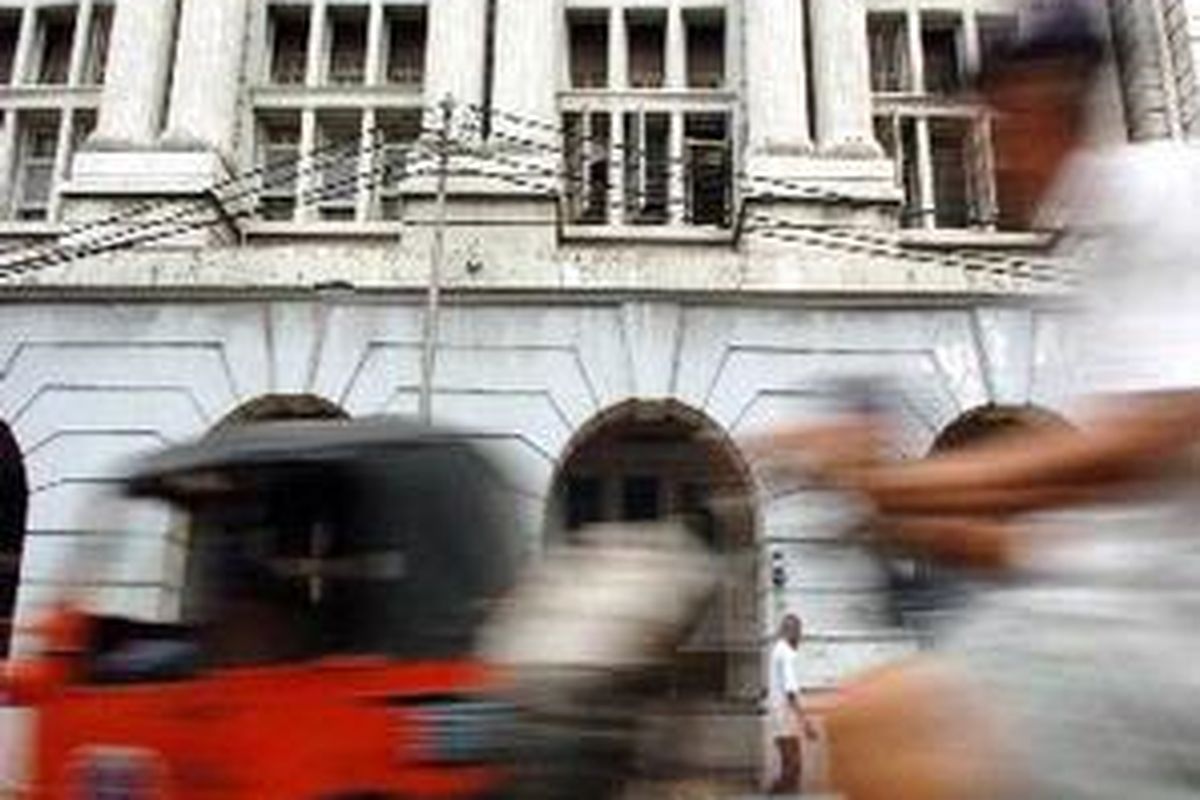 Salah satu sudut bangunan kuno di kawasan Kota Tua, Kelurahan Roa Malaka, Jakarta Barat, Rabu (5/10), terlihat kondisinya kumuh. Kawasan Kota Tua yang banyak terdapat bangunan kuno dengan seni arsitektur tertentu ini menjadi saksi penting sejarah awal berkembangnya kota Jakarta.