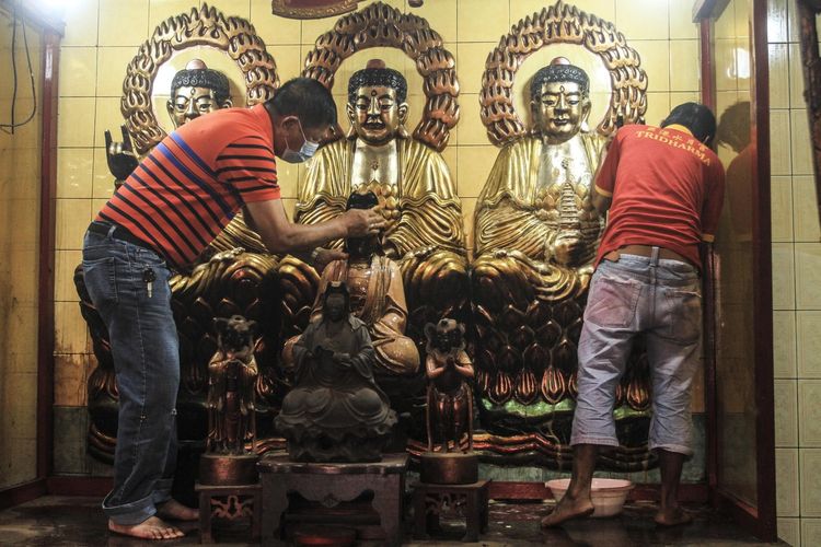 Ritual mencuci patung di Klenteng Tri Dharma Chandra Nadi (Soei Goeat Kiang) yang berada di kawasan 10Ulu, Palembang, Sumatera Selatan, Jumat (5/2/2021). Ritual tersebut dilakukan menjelang perayaan Imlek yang jatuh pada (12/2/2021) mendatang.