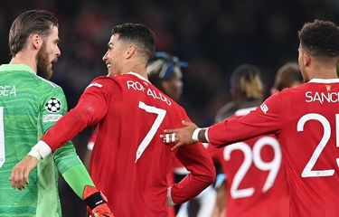 Cristiano Ronaldo dan David de Gea bercengkerama seusai kemenangan 3-2 Manchester United atas Atalanta di fase grup Liga Champions, Kamis (21/10/2021) dini hari WIB.