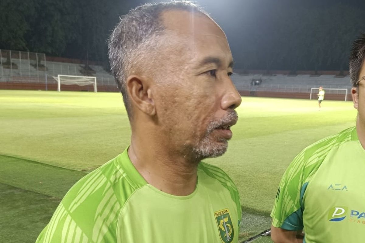 Asisten Persebaya Surabaya, Uston Nawawi di Stadion Gelora 10 Nopember, Selasa (25/2/2025).