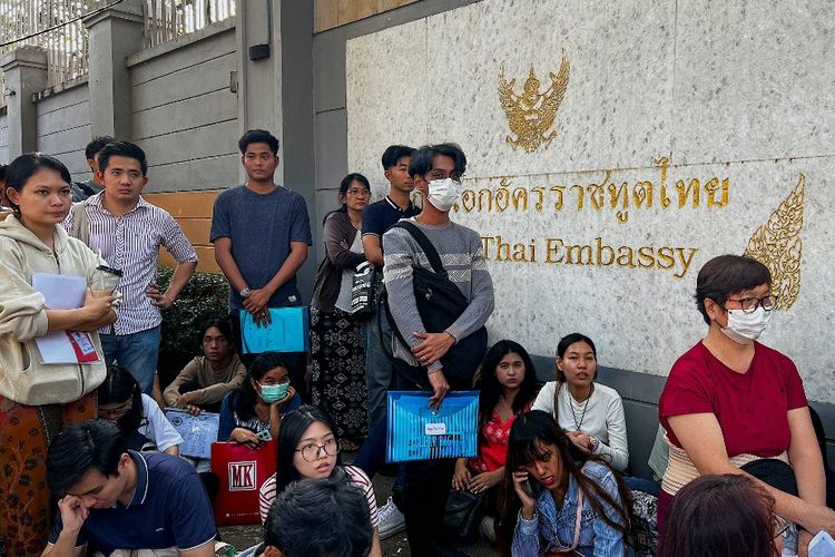 Orang-orang berkumpul di luar kedutaan besar Thailand untuk mendapatkan visa di Yangon pada tanggal 16 Februari 2024, setelah pemerintah militer Myanmar mengatakan akan memberlakukan wajib militer. Lebih dari 1.000 orang mengantre di kedutaan Thailand di Yangon pada 16 Februari ketika kaum muda berusaha meninggalkan Myanmar setelah militer mengatakan akan memberlakukan undang-undang yang memungkinkan mereka untuk memanggil semua pria berusia 18-35 tahun dan wanita berusia 18-27 tahun untuk menjalani wajib militer setidaknya selama dua tahun, seiring dengan perjuangan mereka untuk memadamkan oposisi terhadap kudeta tahun 2021. 