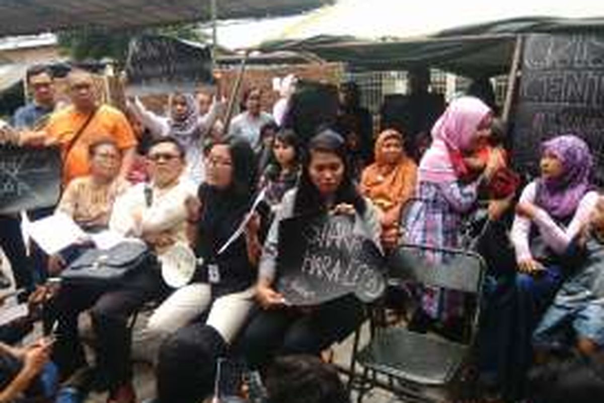 Komisi untuk Orang Hilang dan Korban Tindak Kekerasan (Kontras) dan Yayasan Lembaga Bantuan Hukum Indonesia bersama orangtua terkait kasus vaksin palsu di RS Harapan Bunda, Jakarta Timur. Rabu (20/7/2016)