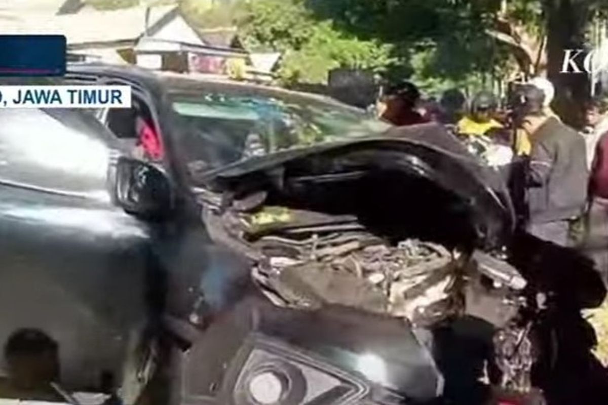 Sebuah mobil Toyota Fortuner mengalami kecelakaan tunggal di Jalan Pasir, Kecamatan Bungatan, Kabupaten Situbondo, Jawa Timur, Senin (15/7/2024). Tak ada korban jiwa dalam kecelakaan tunggal ini.
