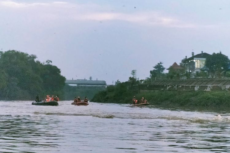 Momen Pertama Kali Ganjar Pranowo dan Gibran Rakabuming Susur Sungai Bengawan Solo, Selasa (29/3/2022)