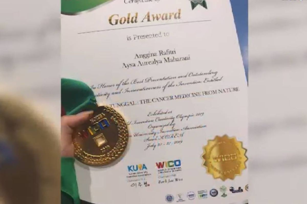 Dua siswa SMAN 2 Palangkaraya meraih juara dunia life sains pada ajang World Invention Olympic (WICO) di Seoul, Korea Selatan. Keduanya melakukan penelitian terhadap kayu Bajakah yang mampu menyembuhkan kanker.

