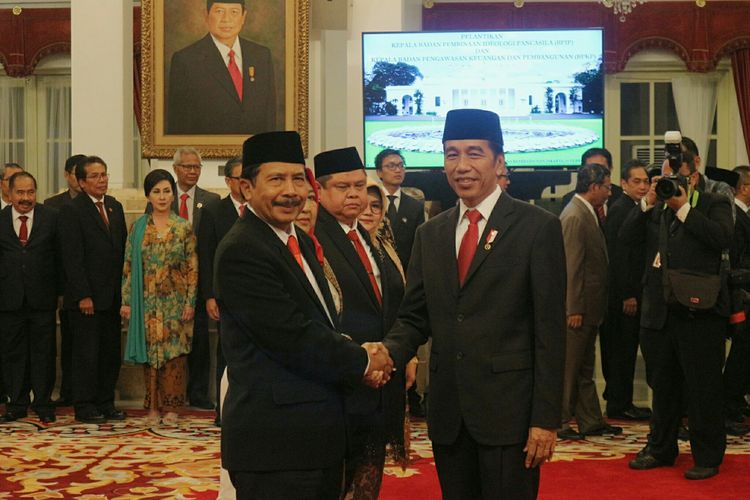 Presiden Joko Widodo menyalami Kepala BPIP Yudian Wahyudi usai dilantik