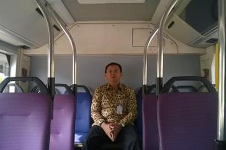 Ahok sedang mencoba bus listrik yang ditawarkan oleh PT Steady Safe, Tbk dan akan dilelang oleh LKPP untuk selanjutnya bisa dioperasikan di Jakarta dengan sistem pembayaran rupiah perkilometer. Rabu, (16/09/15)