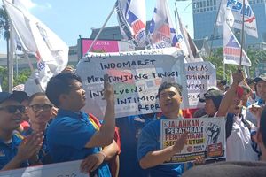 Bawa Spanduk Protes Intimidasi, Massa Buruh Mulai Padati Menara Indomaret PIK