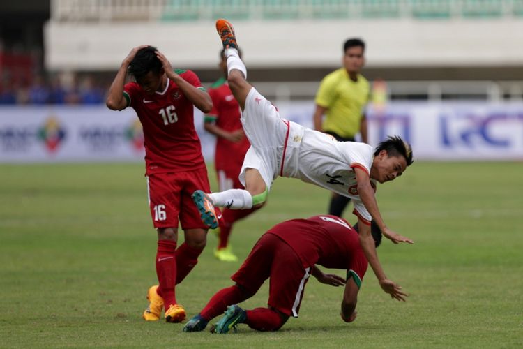 Pemain timnas Indonesia, Gian Zola (bawah) berbenturan dengan pemain timnas Myanmar, Yan Naing saat pertandingan persahabatan Indonesia melawan Myanmar di Stadion Pakansari, Cibinong, Bogor, Jawa Barat, Selasa (21/3/2017). Indonesia kalah 1-3 melawan Myanmar. 