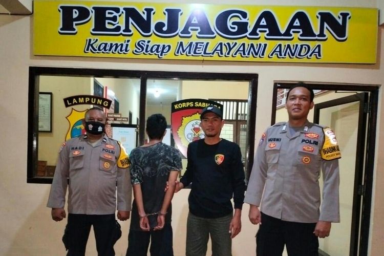 SM (31) pelaku penusukan kakak kandungnya sendiri di Lampung Timur setelah ditangkap aparat kepolisian, Sabtu (10/9/2022).