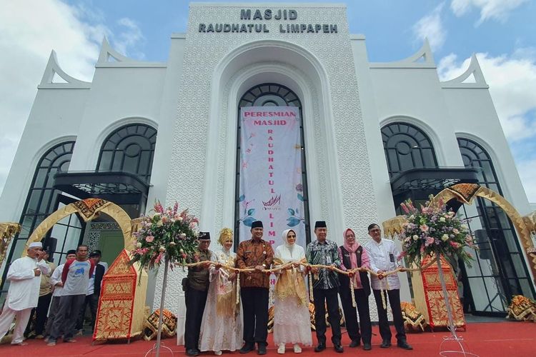 Peresmian Masjid Raudhatul Limpapeh oleh Dirut PT WIKA dan Ketua Umum Komunitas Rumah Gadang Limpapeh, Kamis (7/3/2024).