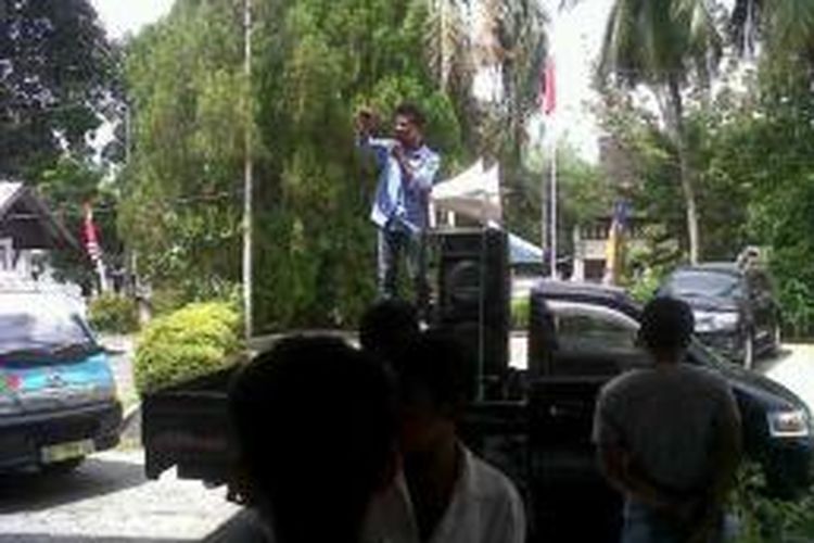 sejumlah aktivis Mahasiswa Pemerhati Hukum Indonesia (MPHI)Sulawesi Tenggara, beorasi di halaman gedung DPRD Kendari, memprotes pengelolaan pelabuhan Nusantara Kendari yang tak berfungsi sesuai peruntukkannya. 