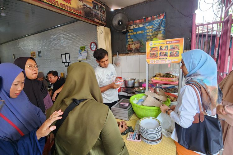 Warung Nasi Punel, makanan khas Bangil Kabupaten Pasuruan yang menjadi rujukan penikmat makanan saat melintas di jalan Pantura Pasuruan Jawa Timur, Kamis (14/11/2024). 