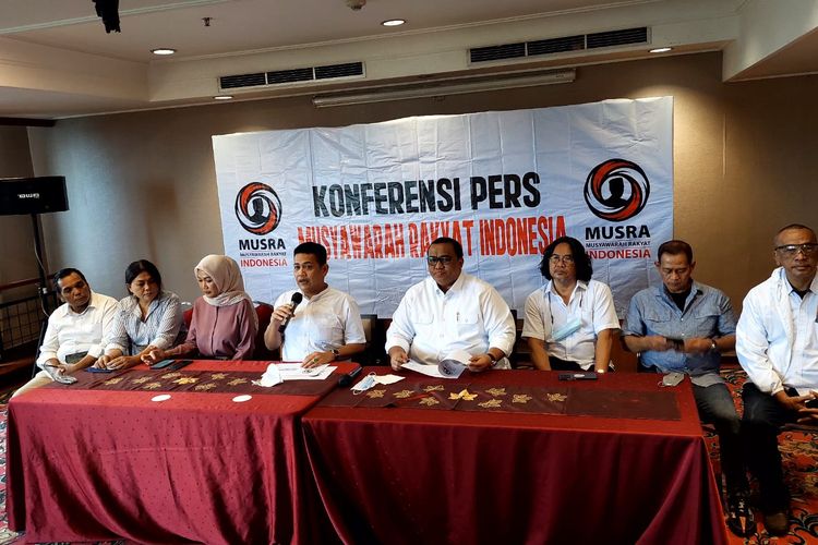 Para relawan Presiden Joko Widodo mengumumkan hasil Musyawarah Rakyat (Musra) ke-8 di Hongkong. Konferensi pers digelar di kawasan Senayan, Jakarta, Rabu (30/11/2022). 