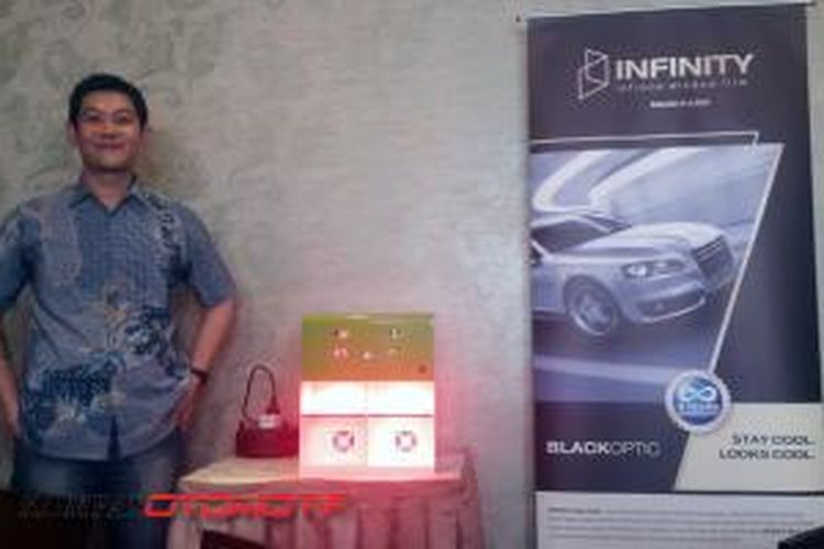 Melvin Kristiani General Manager Sentra Brosis Indojaya memperkenalkan kaca film baru Infinity Black Optic, di Jakarta Jumat (19/12/2014).