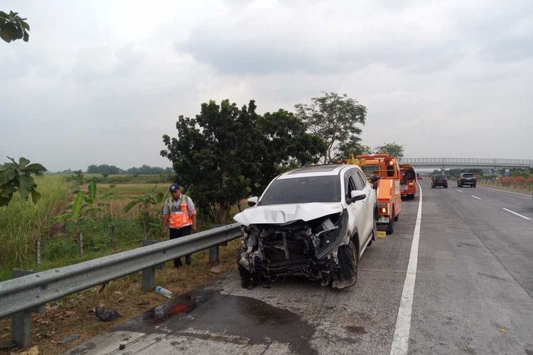 Kondisi kendaraan yang ditumpangi pedangdut Difiana Indra setelah mengalami kecelakaan di Jalan Tol Jombang - Mojokerto, Rabu (7/6/2023).