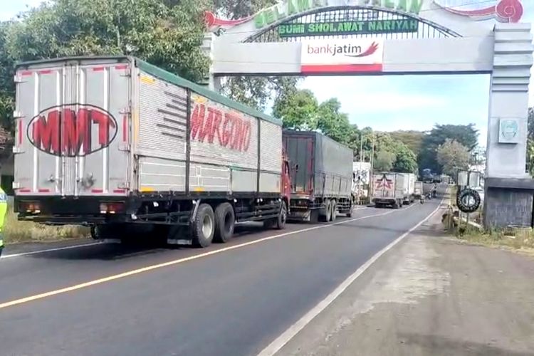 Kemacetan panjang Pelabuhan Ketapang mencapai perbatasan Banyuwangi-Situbondo. 