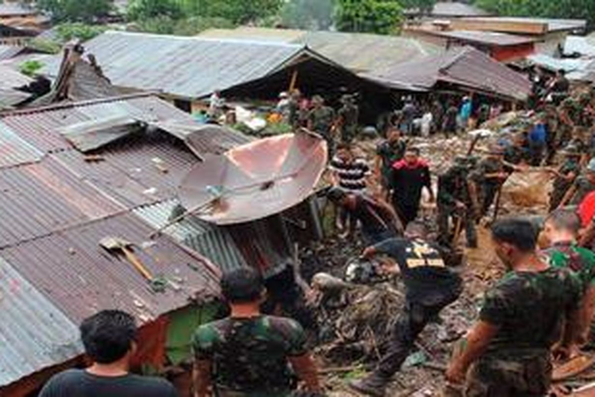 Warga bersama tim SAR, polisi, dan tentara bekerja sama mengangkut material longsoran dari rumah yang tertimbun longsor untuk mencari warga yang belum ditemukan akibat tertimbun longsor di Kuda Mati, Kecamatan Nusaniwe, Ambon, Maluku, Minggu (27/5/2012).  