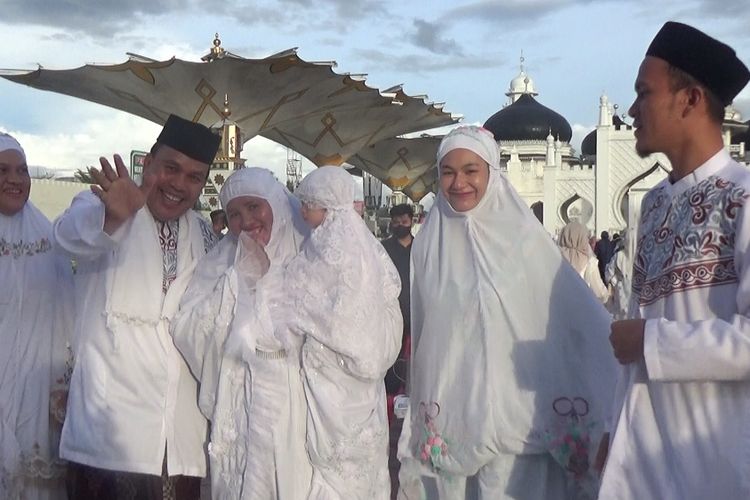 Keluarga Arinal sedang berfoto bersama sesaat sebelum pelaksanaan Ibadah Salat Id di Masjid raya baiturrahman Banda Aceh, Senin (2/5/2022).