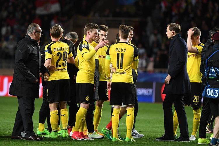 Para pemain Borussia Dortmund dan pelelatih Thomas Tuchel (tiga dari kanan) bereaksi setelah kalah dari AS Monaco pada pertandingan kedua perempat final Liga Champions di Stadion Louis II pada 19 April 2017. 