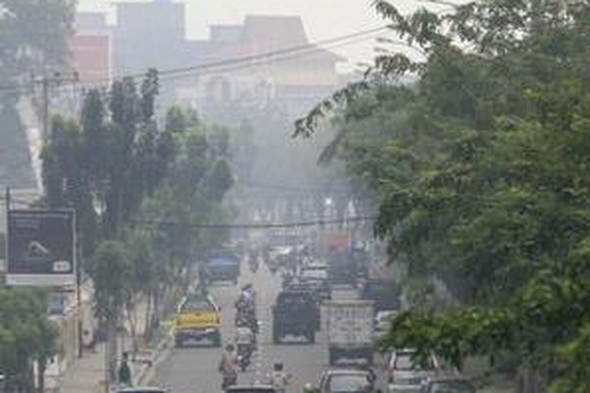Kabut asap menyelimuti Kota Pekanbaru, Jumat (23/1). 