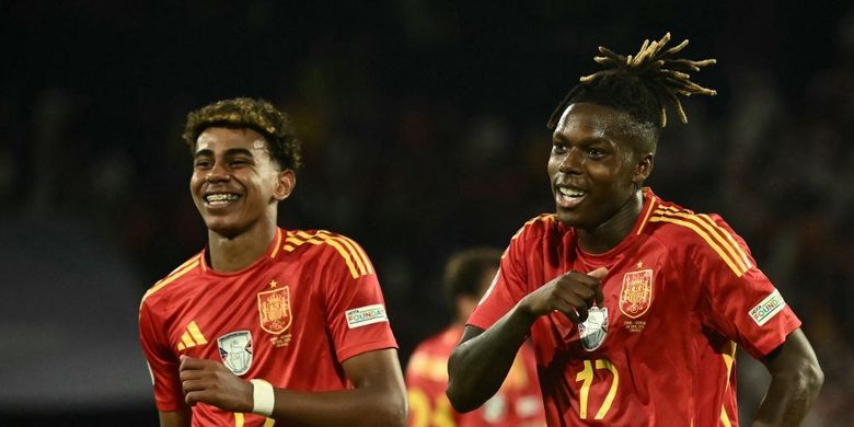 Nico Williams (kanan) melakukan selebrasi bersama Lamine Yamal dalam laga 16 besar Euro 2024 antara Spanyol vs Georgia di Stadion Cologne, 30 Juni 2024. (Photo by Angelos Tzortzinis / AFP)