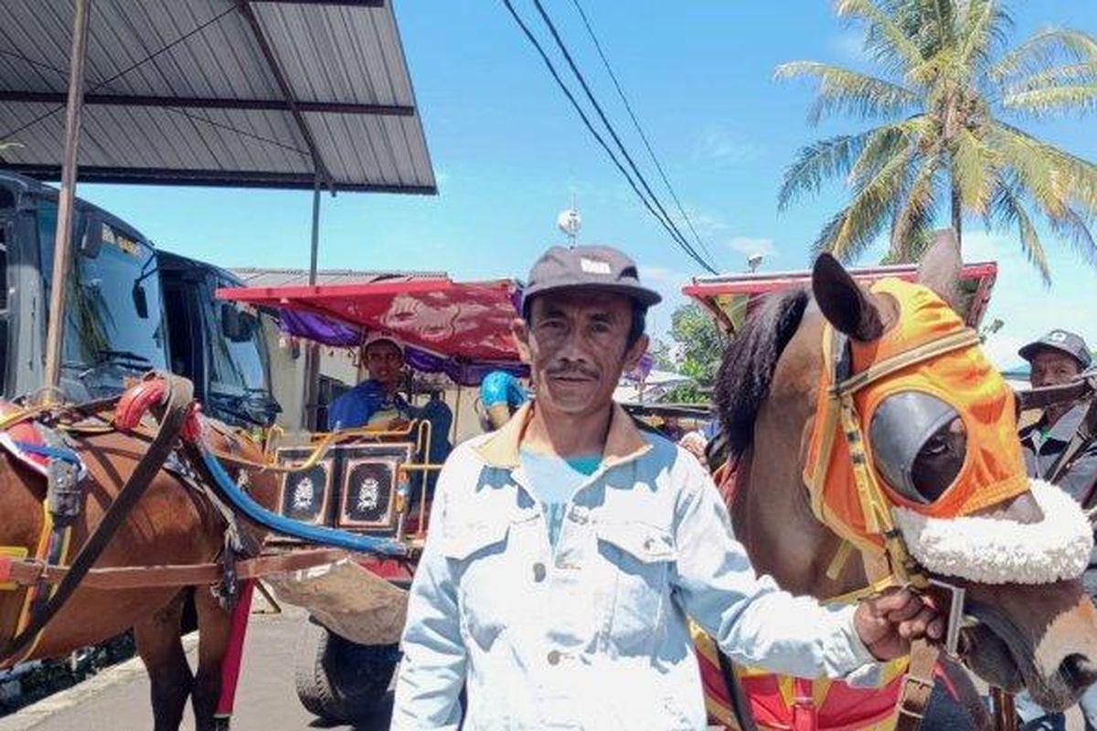 Tatep Ajo kusir delman asal Cihuni, Kabupaten Garut, Jawa Barat, mendapatkan bantuan renovasi rumah dari Gubernur Jawa Barat Dedi Mulyadi saat mengurus proses pencarian kompensasi larangan jalan selama arus mudik Lebaran 2025, Kamis (20/3/2025) di Mapolres Garut. 