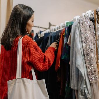 Ilustras belanja, belanja pakaian di mal.