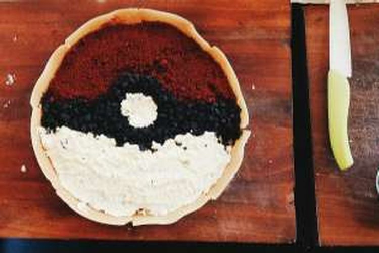 Martabak Pokeball ini menggunakan topping yang spesial diantaranya adalah Red Velvet Crumble, Biskuit Oreo dan cream cheese. Penggunaan adonan original membuat martabak ini tidak terasa terlalu manis serta ada perbedaan rasa di setiap gigitannya karena toppingnya yang beragam.