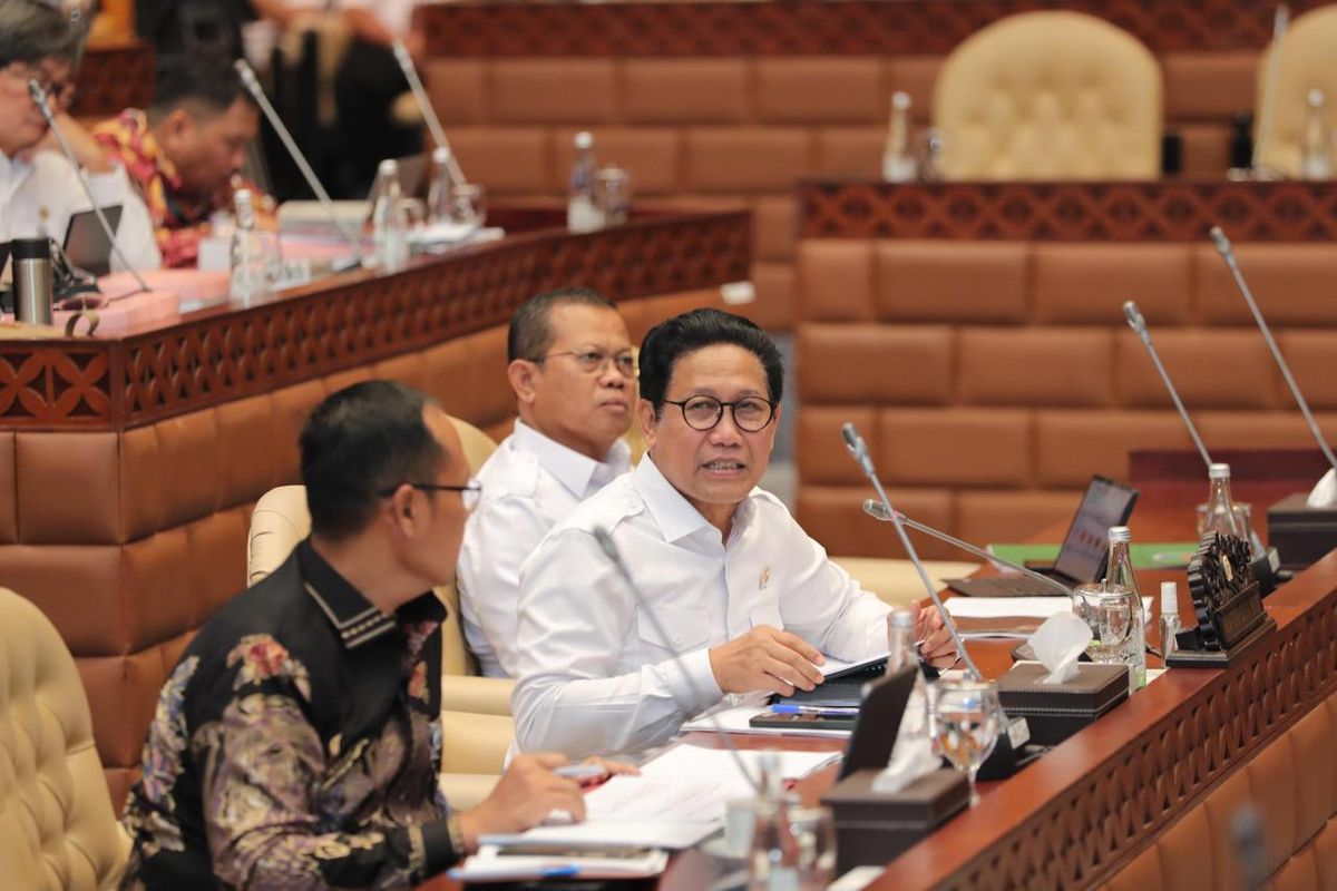 Menteri Desa, Pembangunan Daerah Tertinggal, dan Transmigrasi (Menteri Desa PDTT) Abdul Halim Iskandar menyatakan bahwa program prioritas Kemendesa PDTT akan tuntas akhir 2024 pada Rapat Kerja bersama Komisi V Dewan Perwakilan Rakyat (DPR) Republik Indonesia (RI) di Kompleks Parlemen, Jakarta Pusat, Selasa (4/6/2024).