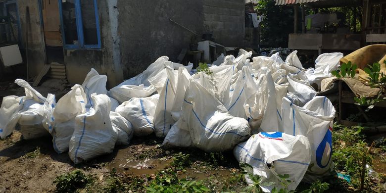 Sampah yang memenuhi Kali Bahagia atau Kali Busa di Kelurahan Bahagia, Kecamatan Babelan, Kabupaten Bekasi dibersihkan, Kamis (1/8/2019).
