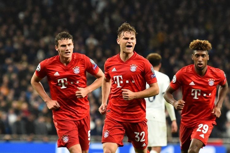 Benjamin Pavard dan Kingsley Coman merayakan gol Joshua Kimmich (tengah) pada pertandingan Tottenham vs Bayern Muenchen dalam lanjutan Liga Champions di Stadion Tottenham Hotspur, 1 Oktober 2019. 