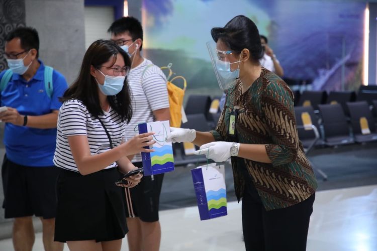 Petugas Bandara I Gusti Ngurah Rai memberikan pelayanan dengan protokol kesehatan