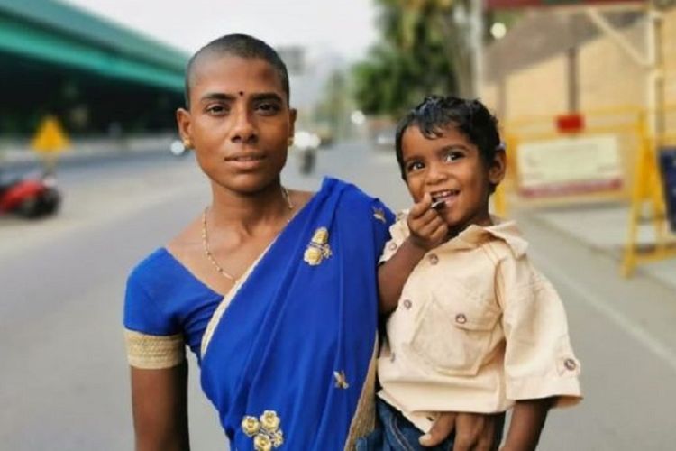 Prema Selvam, seorang ibu asal Tamil Nadu, India. Dia menjadi pemberitaan setelah menjual rambut seharga Rp 28.000 agar dia dan ketiga anaknya bisa makan.