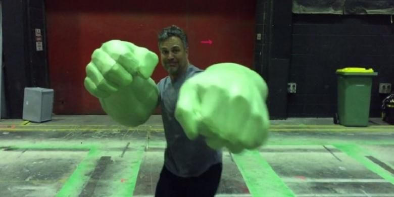 Aktor Mark Ruffalo memakai sepasang tangan raksasa Hulk, karakter yang ia perankan dalam film-film Marvel Universe.