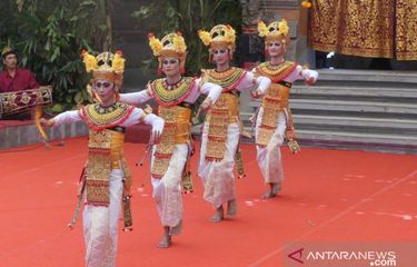Penampilan Tari Gandrung yang dibawakan Sekaa Smara Ratih dalam Pesta Kesenian Bali 2019