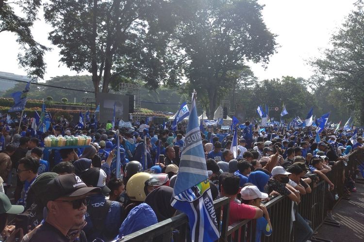 Rayakan Persib Bandung Juara Liga 1, Ribuan Bobotoh Birukan Gedung Sate
