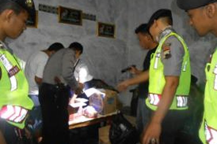 Aparat Polres Demak memeriksa barang bukti mercon, saat menggrebek industri rumahan pembuat petasan di Desa Bonangrejo, Kecamatan Bonang, Demak , Sabtu (4/7/2015) malam