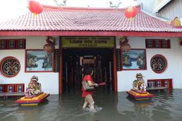 Warga keturunan Tionghoa sembahyang Hari Raya Imlek di tengah banjir di TITD Tjong Hok Kiong di Sidoarjo, Jawa Timur, Senin (8/2/2016). Warga yang bersembahyang berharap di tahun yang baru akan dilimpahkan rejeki.