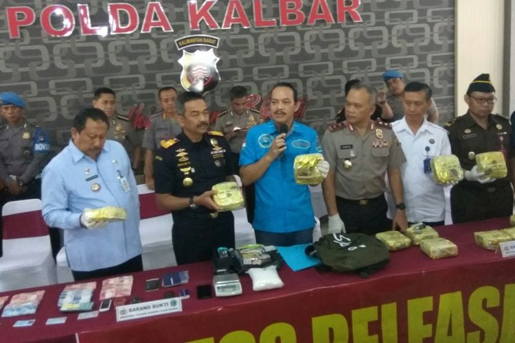 Deputi Bidang Pemberantasan BNN, Irjen Pol Arman Depari menunjukkan barang bukti narkoba jenis sabu dalam ungkap kasus 17 kilogram sabu di Mapolda Kalbar (7/8/2017).