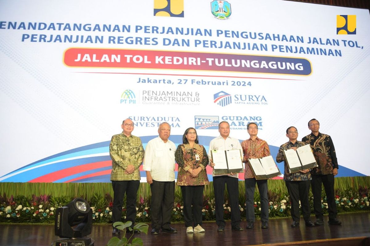 Penandatanganan Perjanjian Pengusahaan Jalan Tol (PPJT), Perjanjian Regres, dan Perjanjian Penjaminan Jalan Tol Kediri-Tulungagung yang disaksikan secara langsung oleh Menteri PUPR Basuki Hadimuljono, di Auditorium Kementerian PUPR, pada Selasa (27/02/2024).
