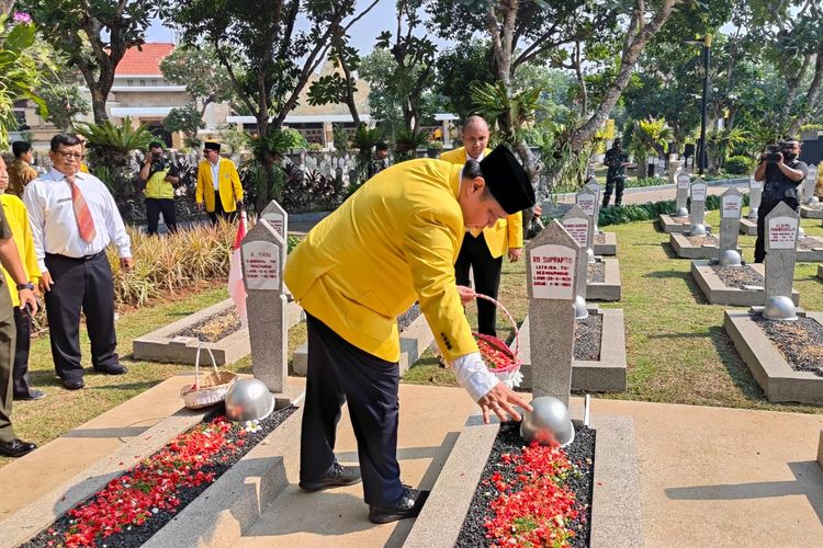 Ketua Umum Partai Golkar Airlangga Hartarto saat menabur bunga di TMP Kalibata, Jakarta Selatan, Jumat (20/10/2023).