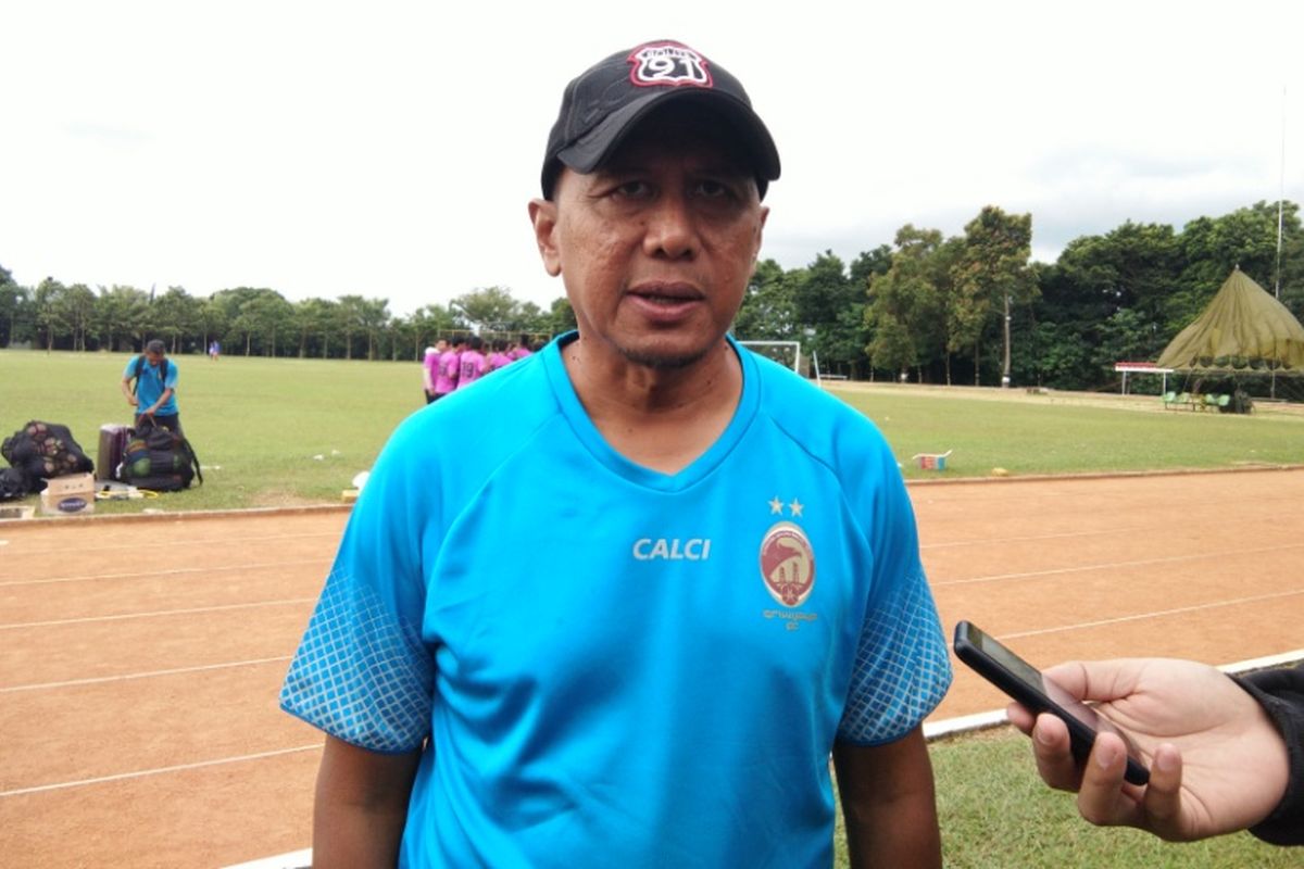 Pelatih Sriwijaya FC Rahmad Darmawan saat ditemui usai memimpin latihan sore di Lapangan Secapa AD, Bandung, Rabu (24/1/2018).