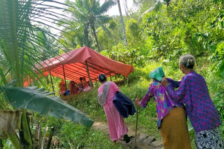 Warga Sumberlangsep terpaksa mengungsi ke atas bukit untuk menghindari bahaya banjir lahar Semeru