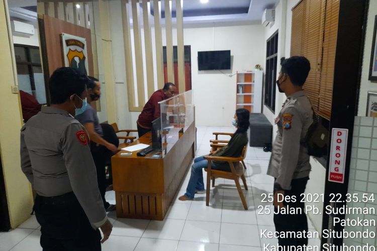 Asisten rumah tangga (ART) asal Kabupaten Jember, Jawa Timur, berinisial A (38) diperiksa Satreskrim Polres Situbondo, atas dugaan penculikan anak, Sabtu (25/12/2021). Dok Humas Polres Situbondo 