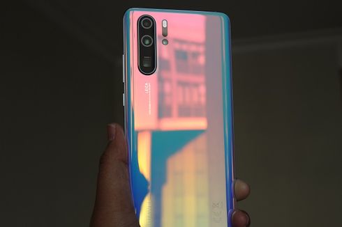 Menggenggam Huawei P30 Pro, Ponsel 4 Kamera dengan 