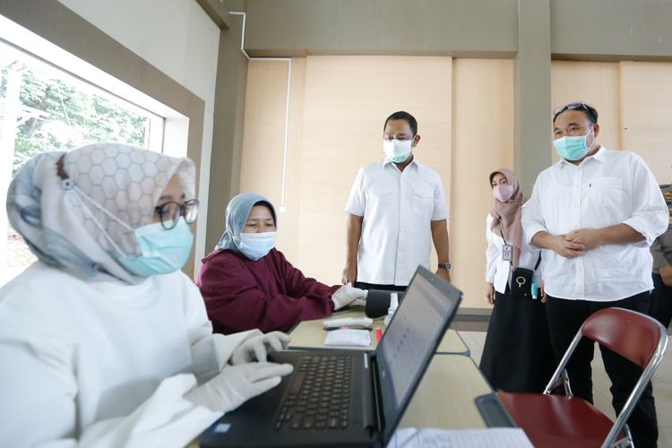 Wali Kota Semarang, Hendrar Prihadi meninjau sentra vaksinasi di UIN Walisongo.