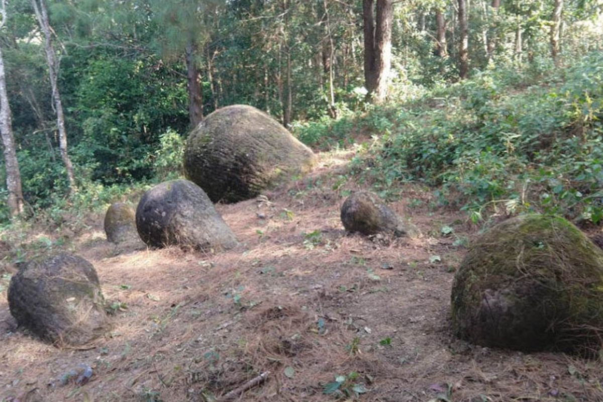 Guci batu raksasa ditemukan di Assam, India. Penemuan guci ini masih menjadi misteri tentang untuk apa guci itu digunakan.