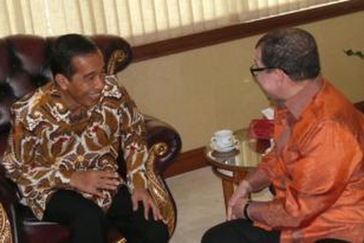 Gubernur DKI Jakarta Joko Widodo (kiri) melakukan pertemuan dengan Menteri Sosial Salim Segaf al Jufri di Jakarta, Kamis (20/3/2014).